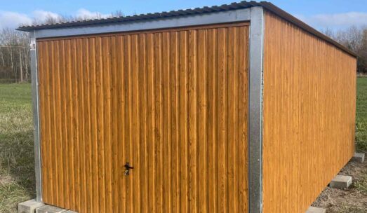 Garaż blaszany na wymiar – drewnopodobny 