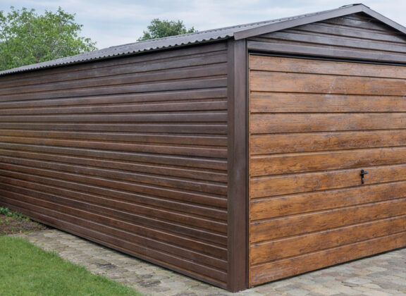 Garaż blaszany 3×5, panel poziomy ,  brama podnoszona